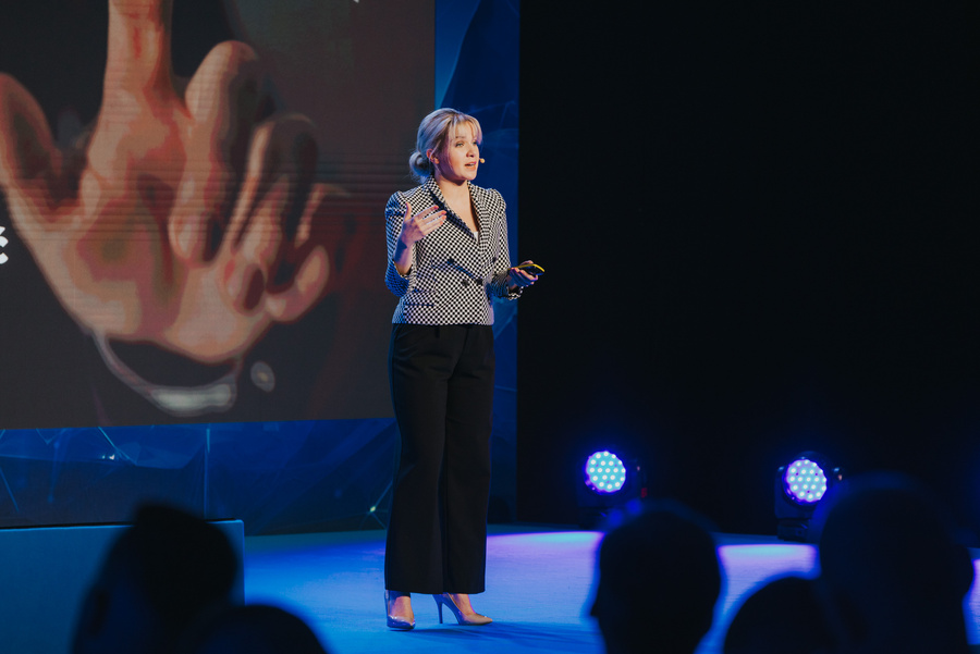 Ewa Wilmanowicz na scenie podczas wystąpienia