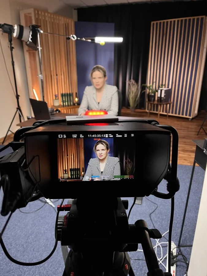 Ewa Wilmanowicz w studiu telewizyjnym
