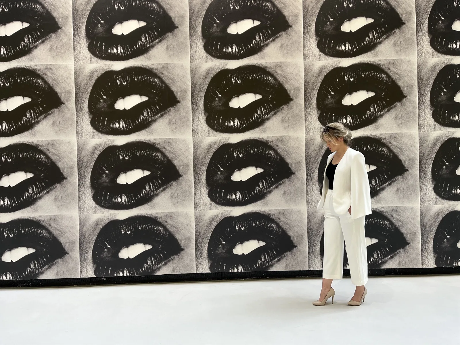 Ewa Wilmanowicz na tle instalacji artystycznej